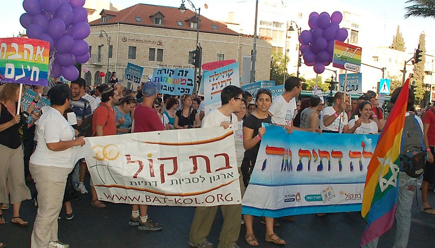 מתוך אתר בת קול. לעילוי נשמתה של שירה בנקי הי"ד | מצעד הגאווה, ירושלים. 2015